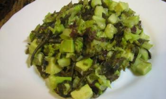 Сырой салат с авокадо и морской капустой