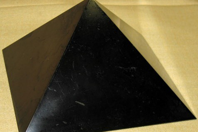 Шунгитовые пирамиды