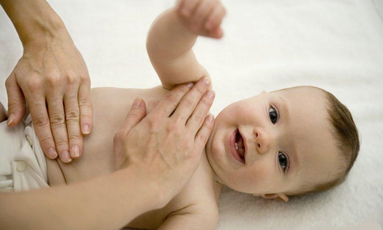 Преимущества детского массажа для младенца