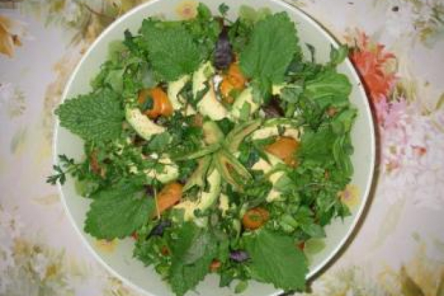 Сыроедческий салат с авокадо и шпинатом