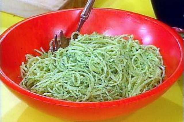 Спагетти с соусом песто