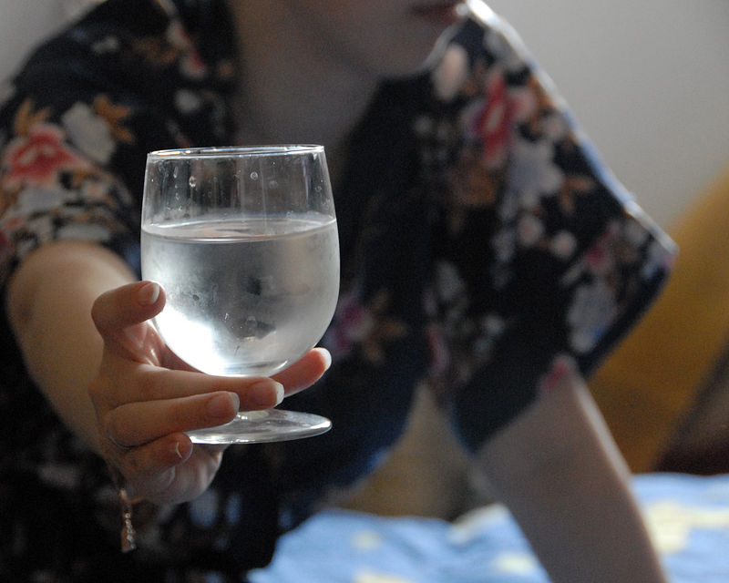 Опустить ложку в стакан с водой