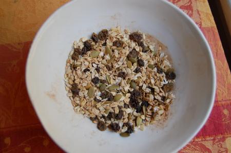 Заливаю миндальным молоком, иду в душ