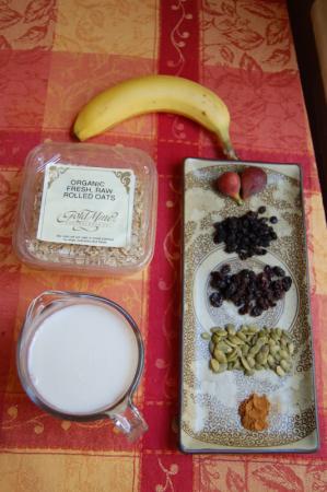 Овсянку перемешиваю с корицей, добавляю сушеные фрукты и семена