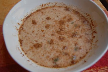 через 15 минут овсянка достаточно размякает, режу сверху банан и инжир