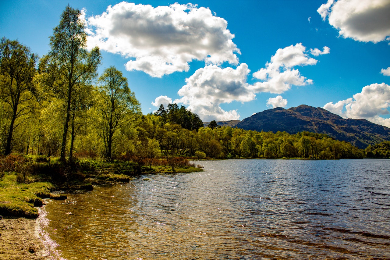 Природа видного. Озеро Десьерто. Озеро природа над водой день люди 4k. Mountain Lake (Virginia).