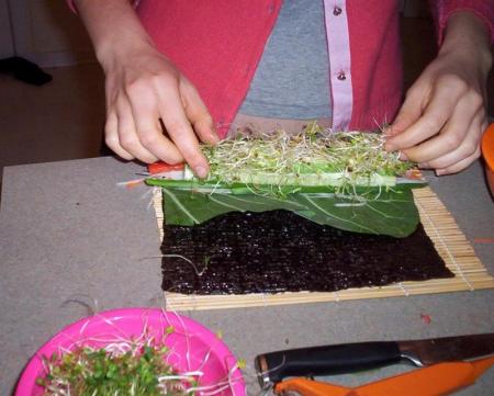 Сверху навалили ростков клевера