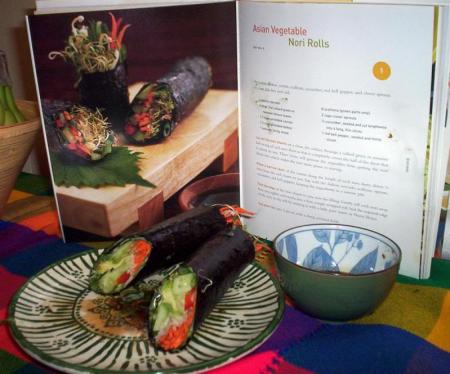 Симпатично, когда их концов торчат хвостики; похоже на книжку! (которую мы залапали соевым соусом и авокадо)