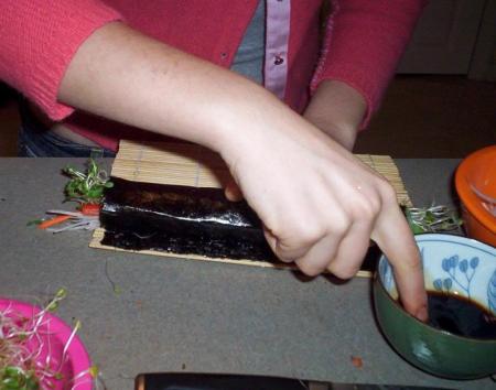 Немного соевого соуса или воды чтобы помочить край