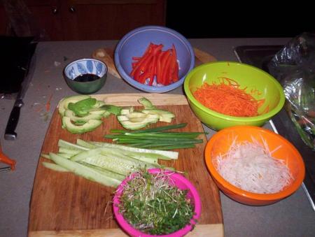 У зелёного лука обрезаем белую часть; огурец, если он не очень свежий, чистим.