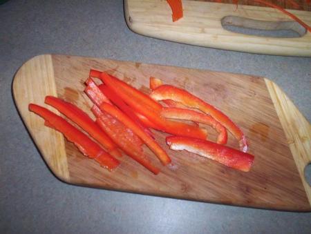 Перец и остальное режем на полоски