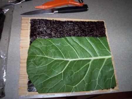 Лист колларда я обрезала по форме чтобы закруть 2/3 нори, иначе она намокнет слишком сильно и развалится. Листья должны быть почти сухими.