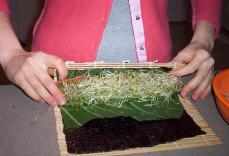 Аккуратненько начинаем закатывать с помощью коврика