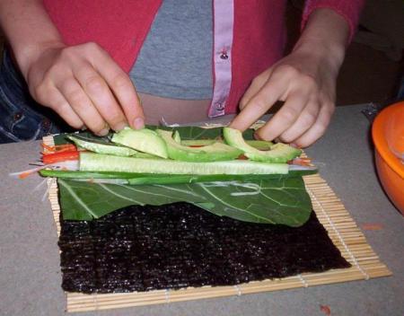 Авокадо уложить по возможности - оно не стандартной формы